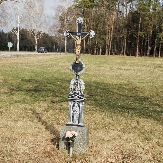 Kříž u křižovatky západně od obce