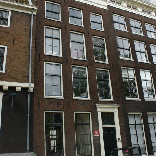 Pand met gevel onder rechte lijst