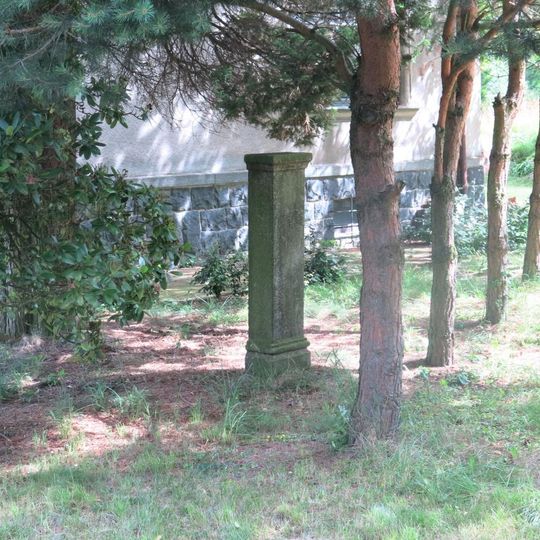 Kříž v zahradě domu 476 v Mikulášovicích