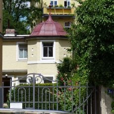 Niedriges Rückgebäude