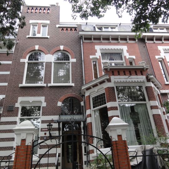 Twee herenhuizen met hekwerk