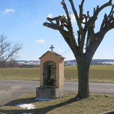 Kaplička na rozcestí na jižním okraji Radonic