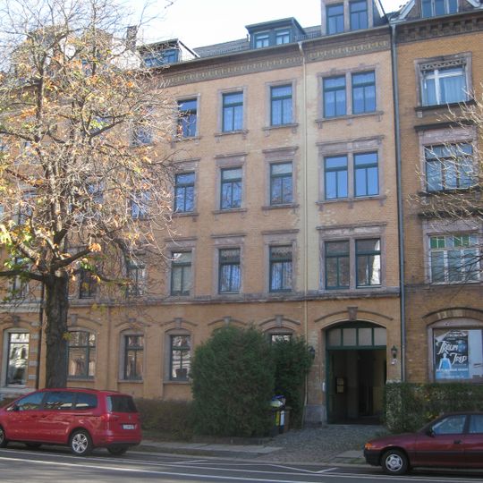 Mietshaus in geschlossener Bebauung mit Vorgarten Blankenauer Straße 16