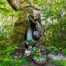 1 Stieleiche mit Andachtsstätte