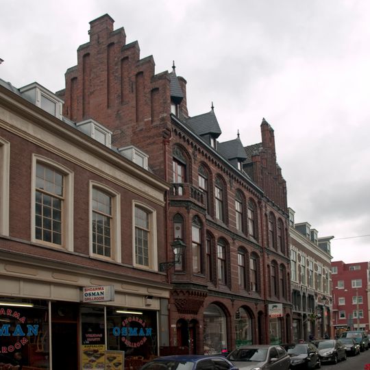 Woonwinkelpand in op de Noord-Duitse baksteengotiek geïnspireerde neogotische stijl