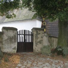 Boží muka na severní straně kostela sv Filipa a Jakuba v Mnichovicích