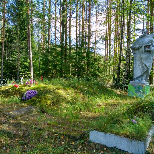 Братская могила советских воинов, погибших в боях с фашистскими захватчиками