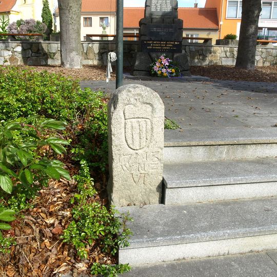 Hraniční kámen na náměstí v Ledenicích na levé straně schodiště