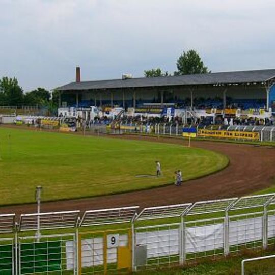 Stadion-Tribüne und Gedenktafel an Bruno Plache Connewitzer Straße 21