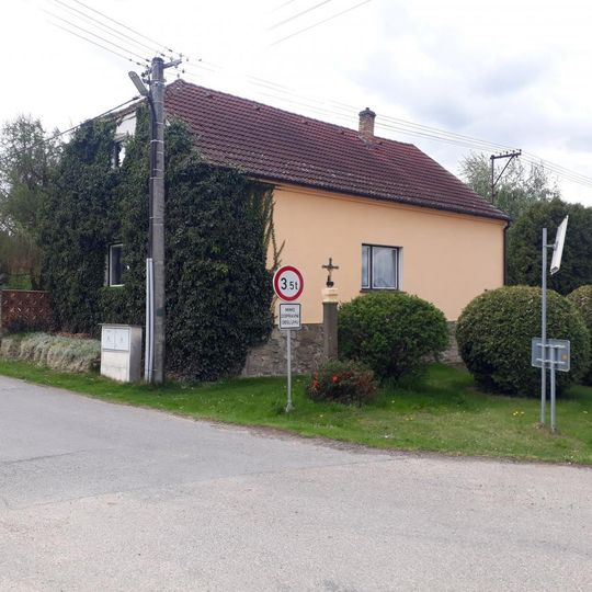 Kříž u křižovatky v Číčenicích