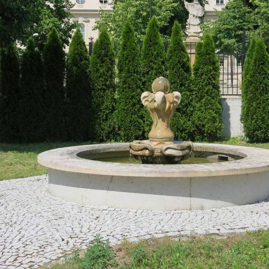 Kašna v zahradě fary v Linhartově ulici v Kosmonosech