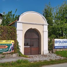 Kaplička na severním okraji vsi