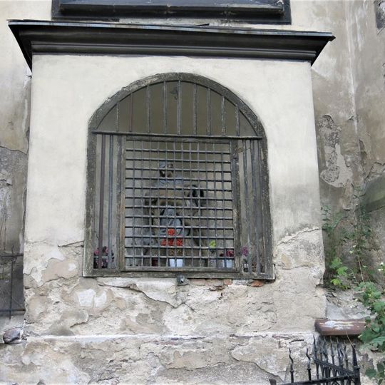 Kaplička se sochou Piety u kostela Nanebevzetí v Krupce