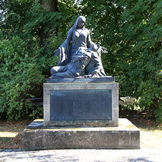 Kriegerdenkmal, Frau mit sterbendem Soldaten