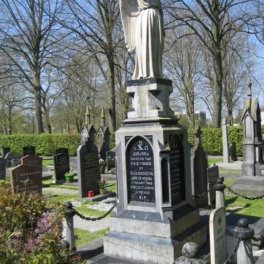 R.K. Begraafplaats St. Martinuskerk: grafmonument familie ''Visser''