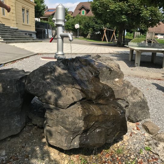 Pumpbrunnen Schulhaus Kniri