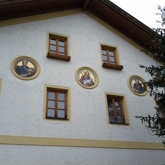 Östl. Giebelfassade mit 3 Mosaikmedaillons an der alten Schule