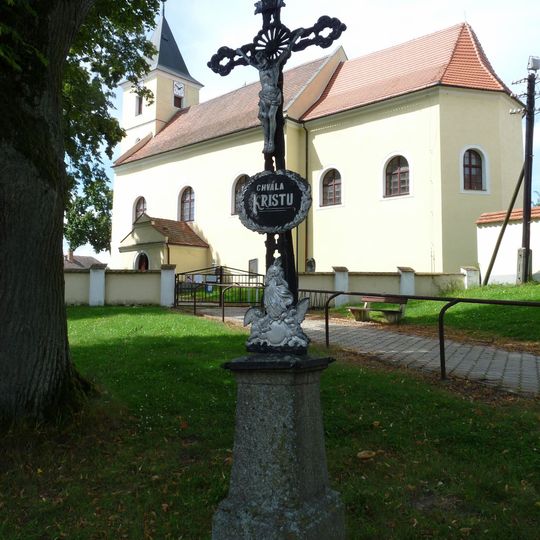 Kříž v Choustníku u kostela
