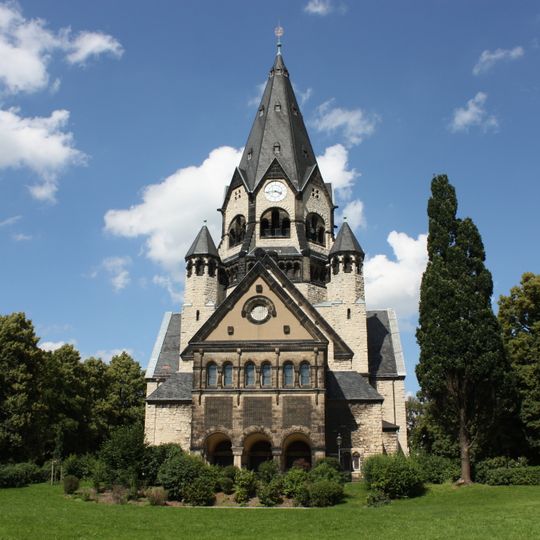 Evangelisch-Lutherische Lutherkirche und Kirchplatz mit Zufahrt, Luthereiche und Kriegerdenkmal für die Gefallenen des Erster Weltkrieg Zschopauer Straße 151