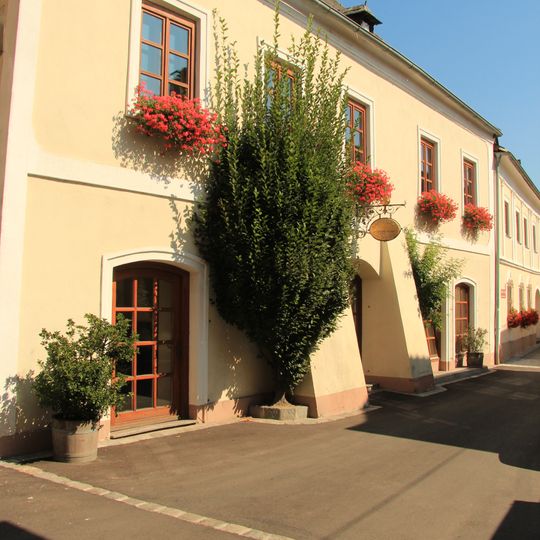 Wohnhaus mit Nischenfigur