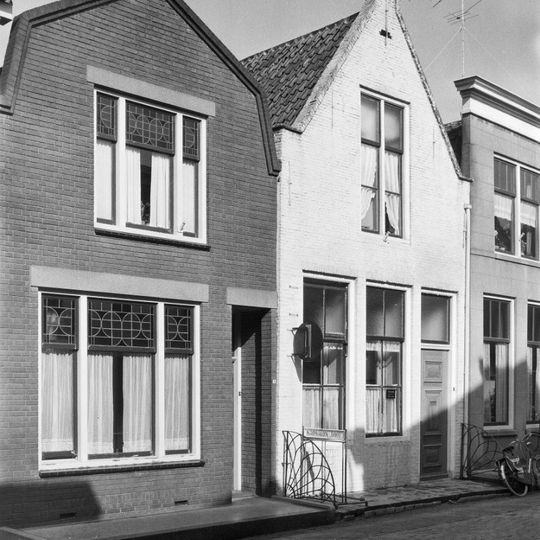 Huis met tuitgevel