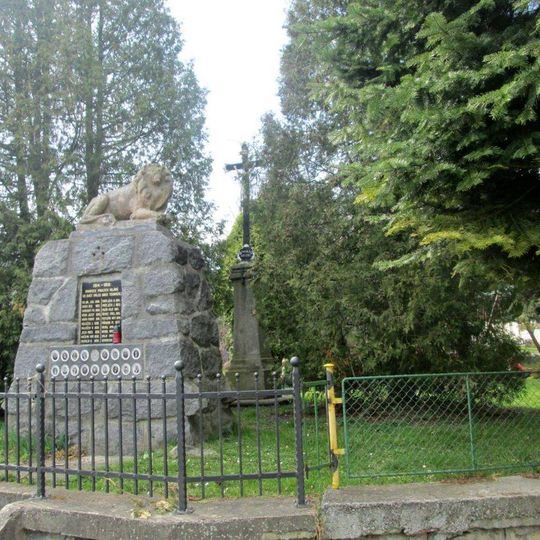 Kříž v Tedražicích u pomníku padlým