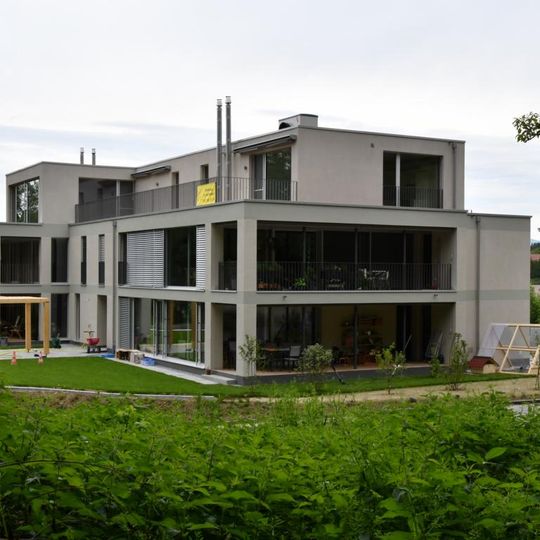 Flachdach–Mehrfamilienhaus