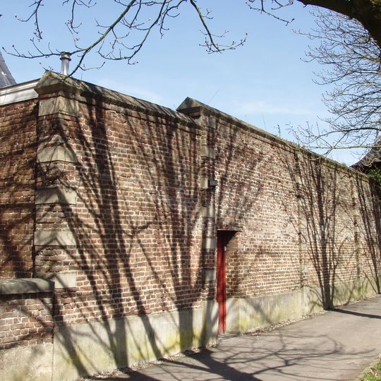 Amstenrade Castle: brick wall southwest of the gate to the vegetable garden