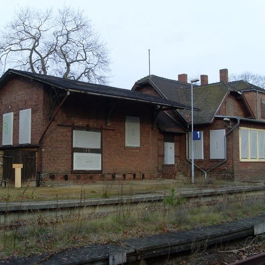 Empfangsgebäude und Stellwerk des Bahnhofes Zum Bahnhof 375