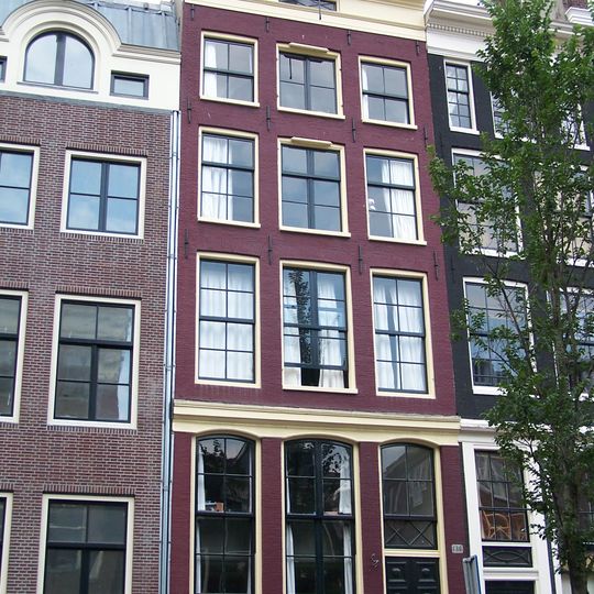 Huis met gevel onder rechte lijst