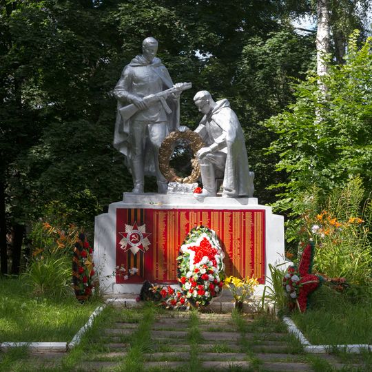 Братская могила воинов Советской Армии, умерших от ран