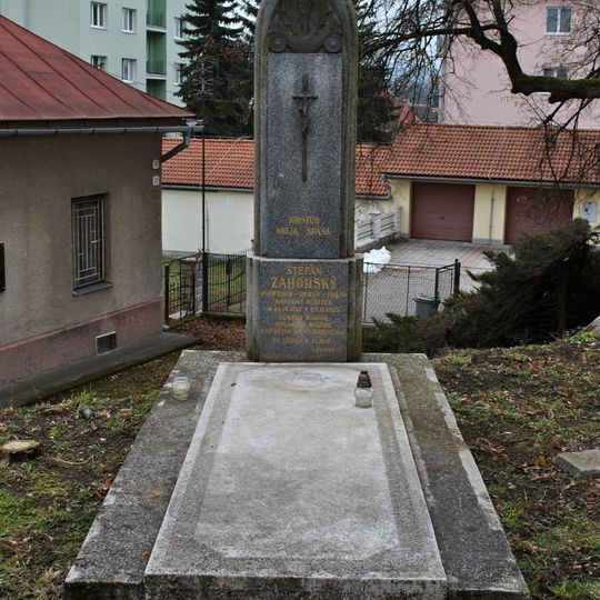 Kostol sv. Mikuláša, hrob s náhrobkom