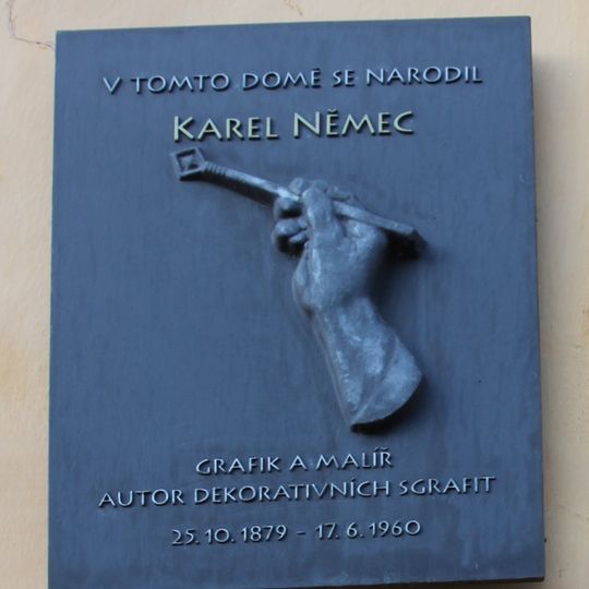 Pamětní deska Karla Němce na domě Žďárská 40 v Novém Městě na Moravě