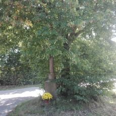 1 Linde mit Steinkreuz