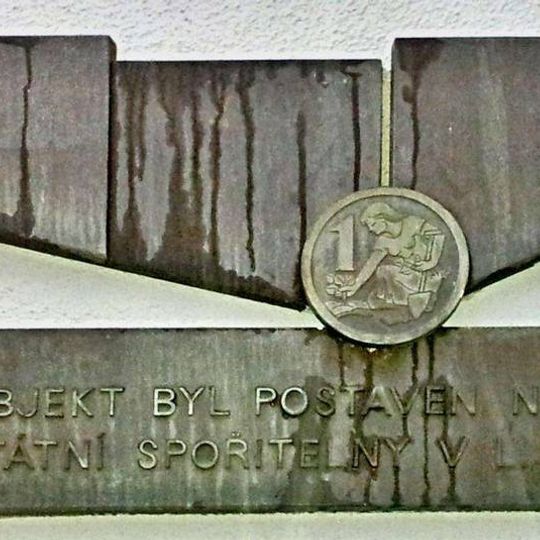 Plastika na panelovém domě v Přemyslovské ulici Žižkově