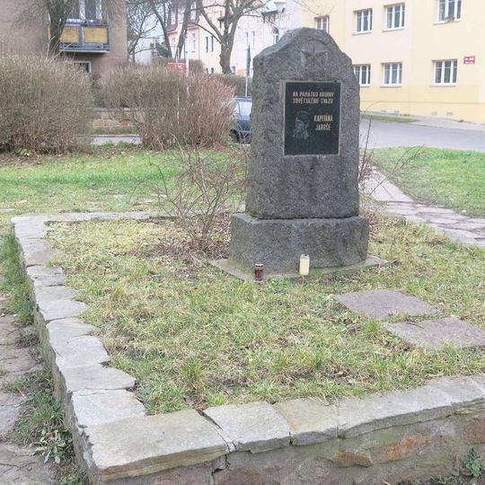 Pomník kapitána Jaroše v parčíku na rohu ulic Masarykova a Kapitána Jaroše na Bukově