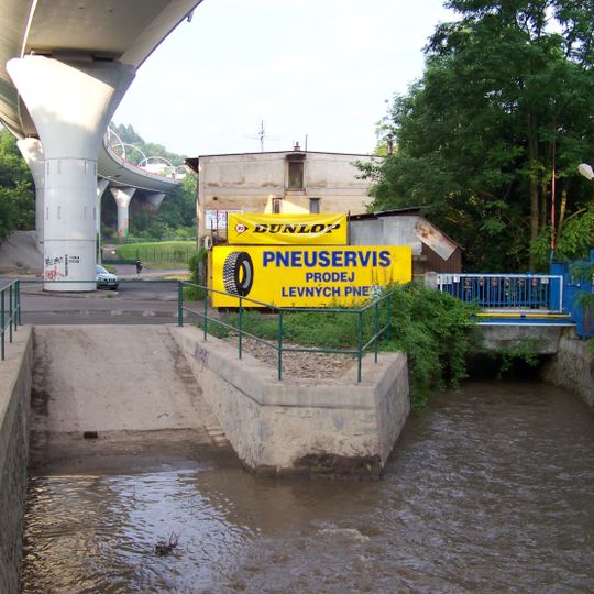 Most přes Dalejský potok na vjezdu do zámečku Slovanka