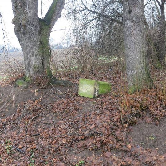 Povalený podstavec s ulomeným křížem u silnice západně od Hošnic