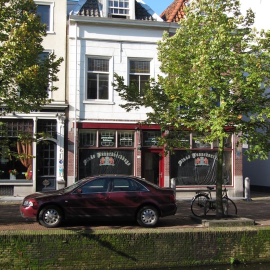 Twee, in de parterre samengetrokken panden onder schilddaken met dakkapellen. Hoekpand Kloksteeg. Eenvoudige lijstgevels. Nr. 113 heeft een gepleisterde gevel