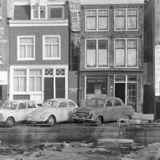 Huis met latere gevel en dak, door welks gootlijst de gevel thans wordt afgesloten.