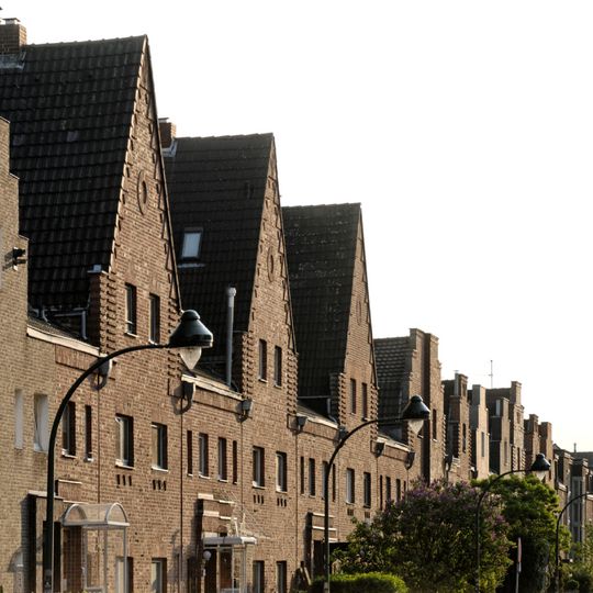 Uedesheimer Straße 22–28, 30–48, 50–56