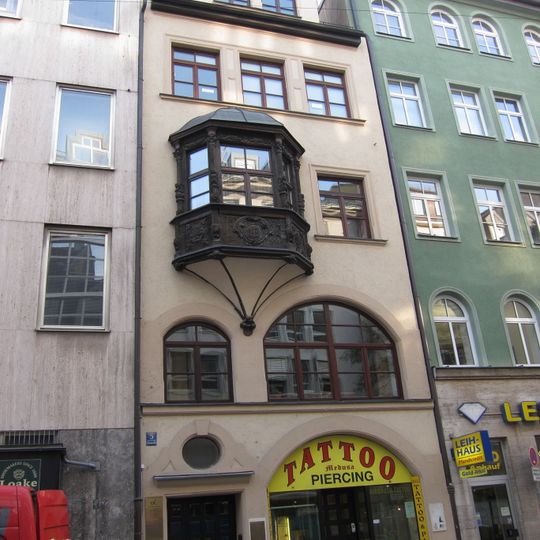 Geschäfts- und Mietshaus