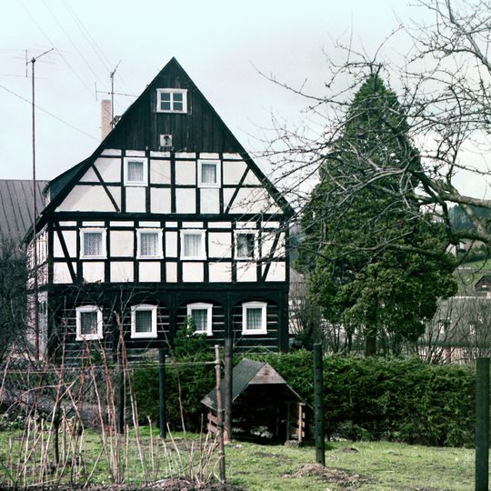 Wohnstallhaus und Scheune eines Zweiseithofes Fichtestraße 13