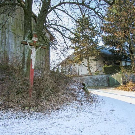 Kříž v Jedlí u hlavní silnice