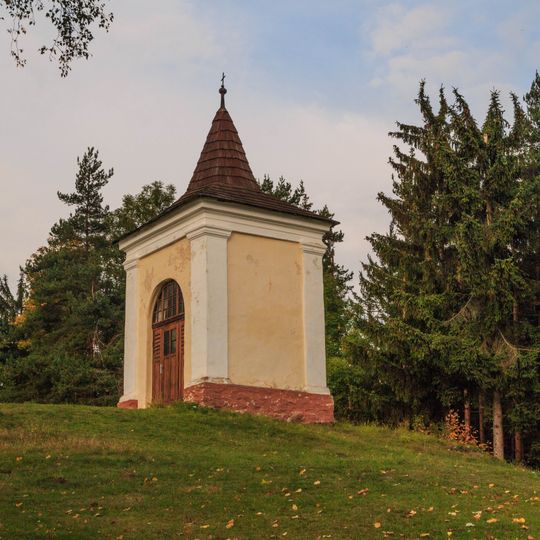 Kaple Nanebevzetí Panny Marie nad kostelem ve Lštění