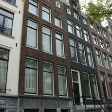 Pand met halsgevel met 2 oeils-de-boeuf