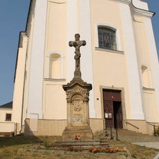 Kříž ve Štítech před kostelem.