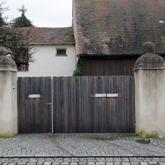 Mauer mit Toreinfahrt