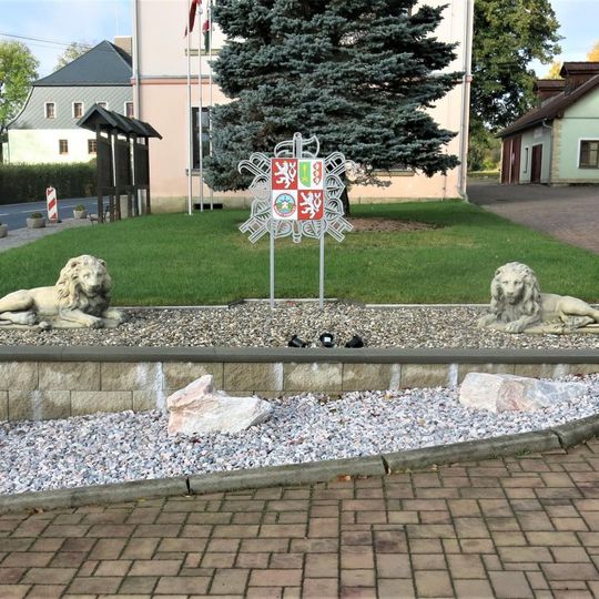 Sochy lvů u obecního úřadu v Horním Podluží