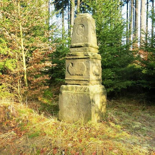 Pomník Carolo v lese severozápadně od Dolní Poustevny